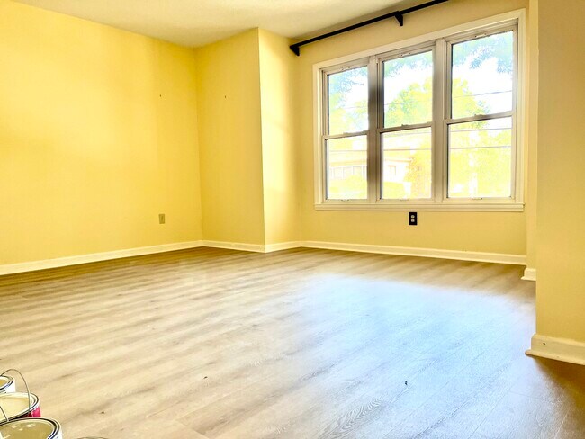 Both bedroom had new Luxury SCP floor - 245 Oakwood Ct
