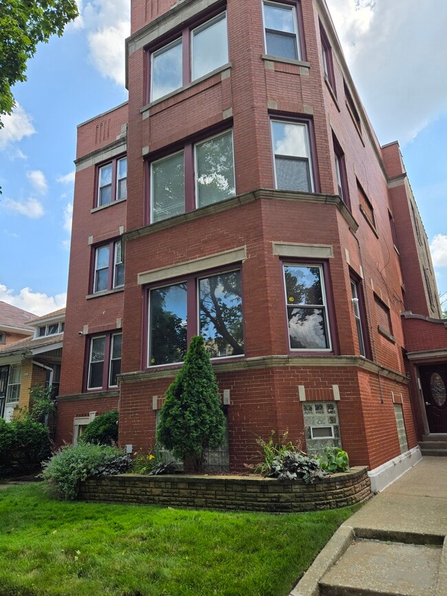 Building Photo - 2043 E 72nd Pl