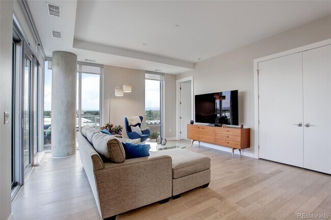 Foto del edificio - Stunning 2-Bedroom Condo at Sloan's Lake's Premier Lakehouse Community