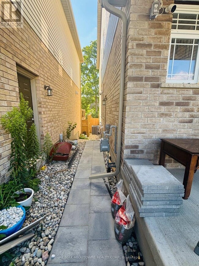 Building Photo - 91 Ambrous Cres