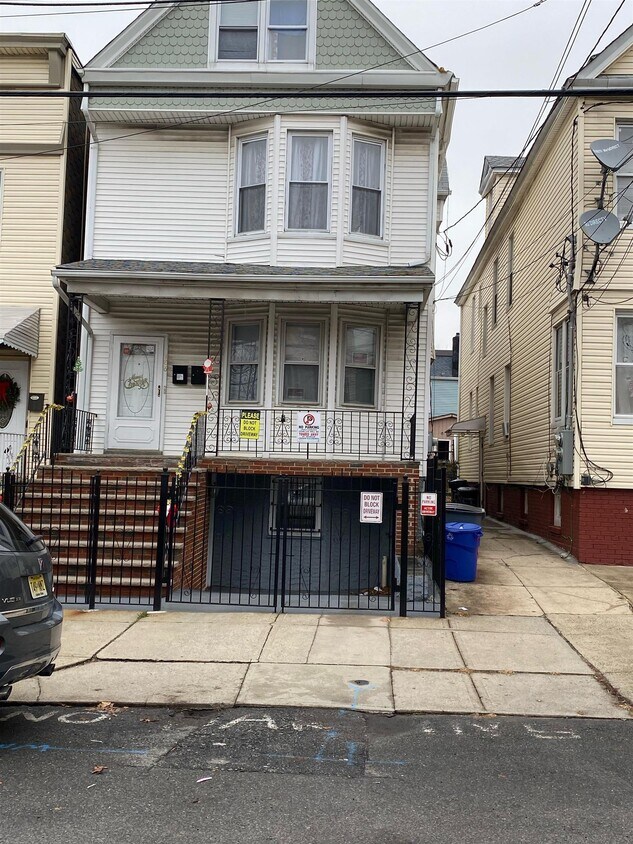 Primary Photo - 186 Neptune Ave