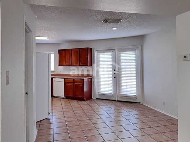 Building Photo - 33 Messenger Crk