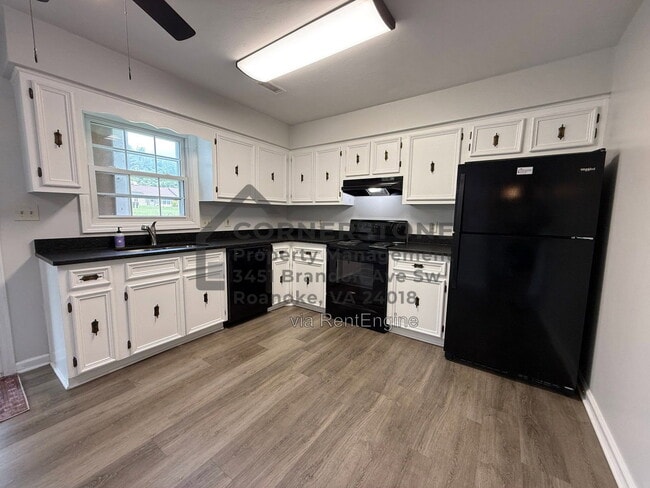 Building Photo - 1103 Lakeview Pl