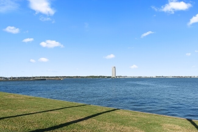 Foto del edificio - 351 Lakeside Ln