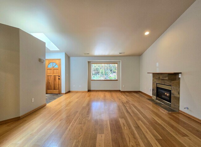 Foto del edificio - Arlington 3 Bedroom 2 Bath Available Now