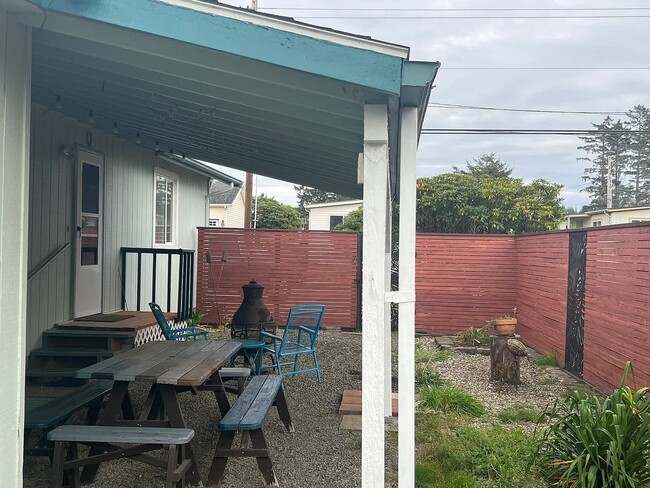 Building Photo - Well Maintained, 2-Bedroom, 1-Bath Home Cl...