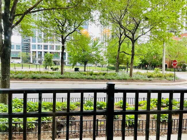 Foto del edificio - 1250 S Indiana Ave