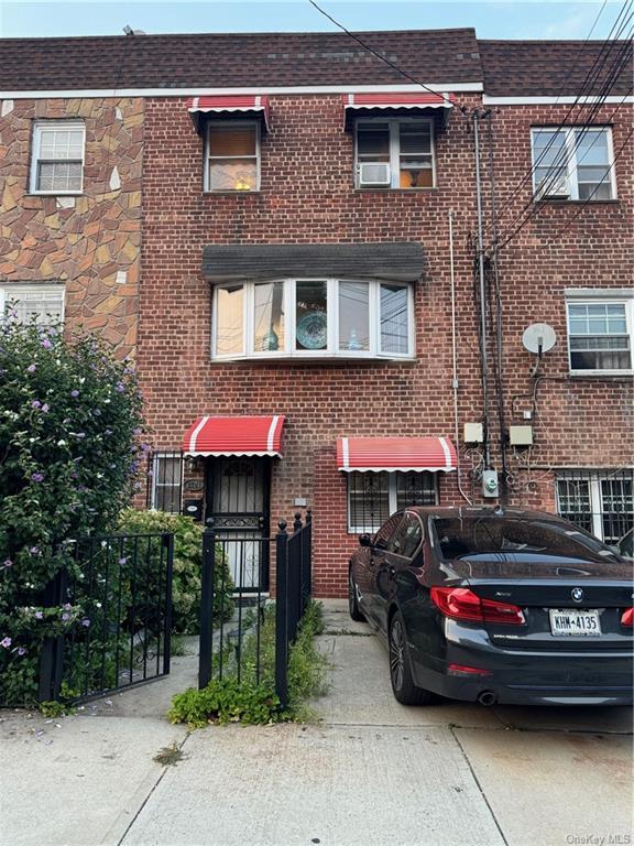 Primary Photo - 1121 E 215th St