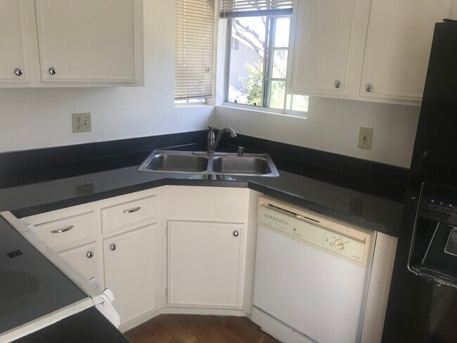 Foto del edificio - 335 Riverview Way