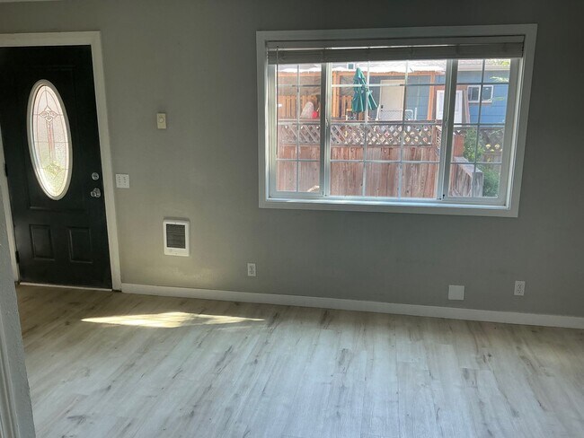 Building Photo - 1276000