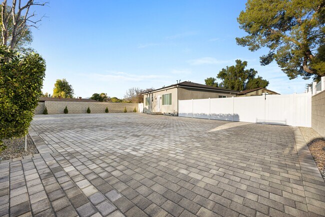 Building Photo - 9686 Stonehurst Ave