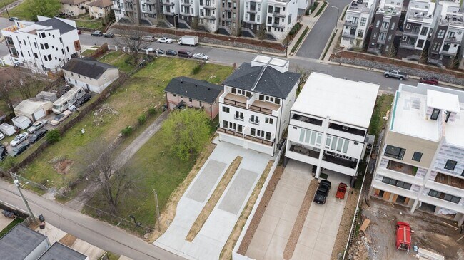 Foto del edificio - Nashville. Spotless & never been lived in 4BR/4.5BA home + separate office