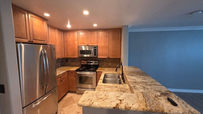 Foto del edificio - 1 bed 1 bath in UTC with great amenities Pool, hot tub, gym, underground parking.
