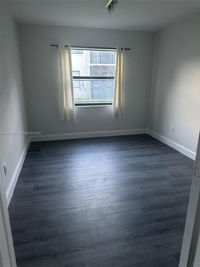 Foto del edificio - 855 NE 209th St