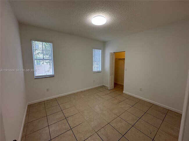 Foto del edificio - 5840 W Sample Rd