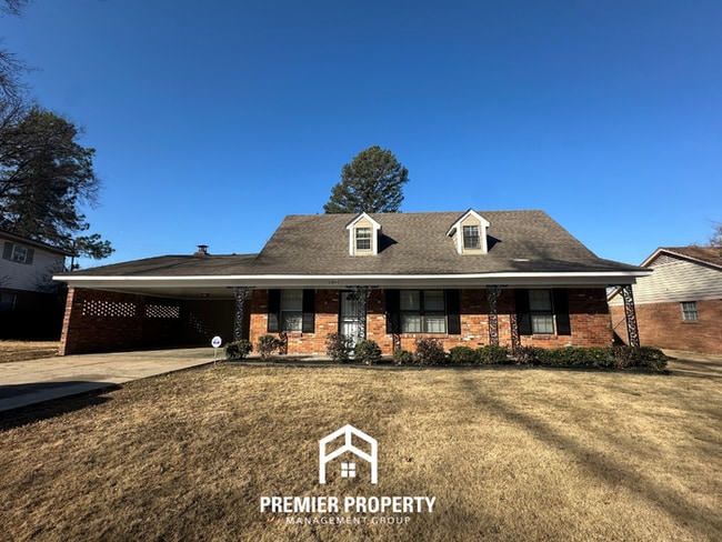 Newly Renovated 4BR Memphis Home w/ Brick Fireplace, Hardwood Floors & Fenced Yard - Newly Renovated 4BR Memphis Home w/ Brick Fireplace, Hardwood Floors & Fenced Yard