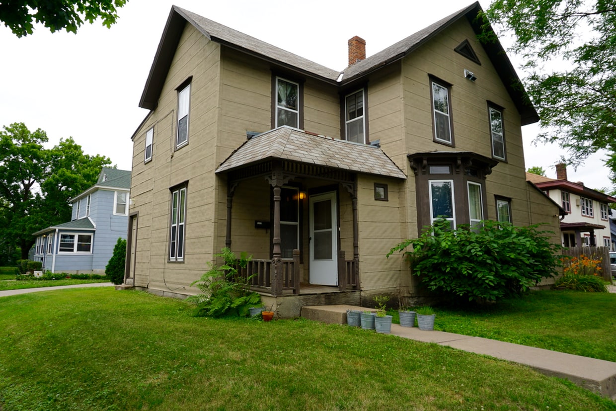 Foto principal - 701 6th St SE