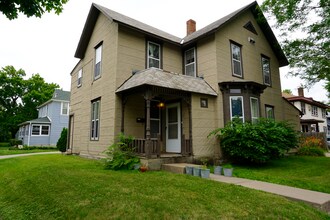 Building Photo - 701 6th St SE Building Photo - 701 6th St SE