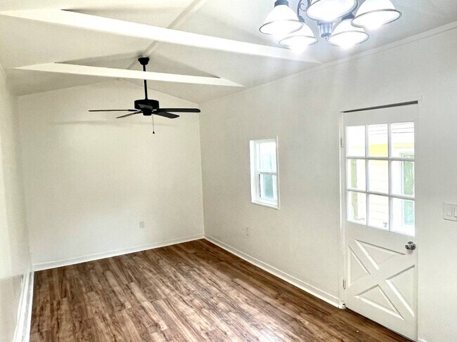 Foto del edificio - 117 Acacia Dr