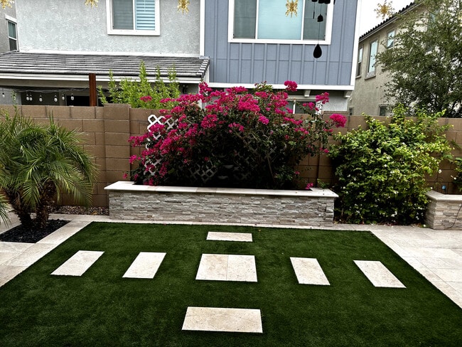 Building Photo - 1321 W Coyote Dr