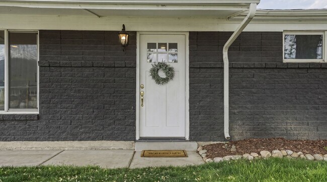 Foto del edificio - Charming and Quiet 3 bed Orem Home in Prime Location with Solar!!