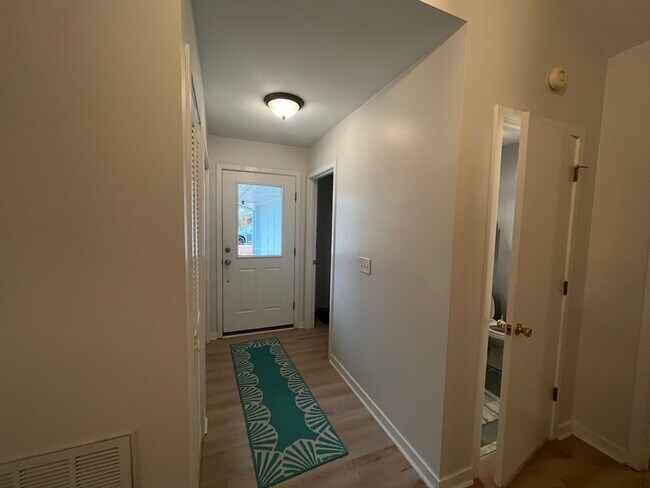 Foto del edificio - 6-month SUMMER rental within minutes of Wrightsville Beach!