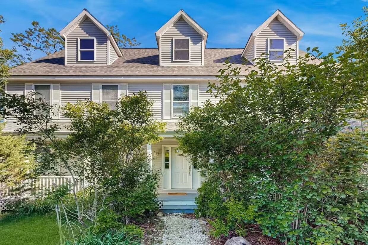 Primary Photo - Large 5Br 3 1/2Ba Modern Home in Falmouth ...