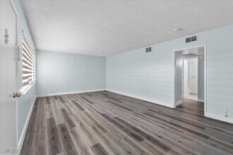 Building Photo - 1700 Rexford Dr