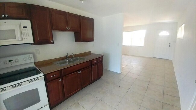 Foto del edificio - 5702 Briarwood Ave
