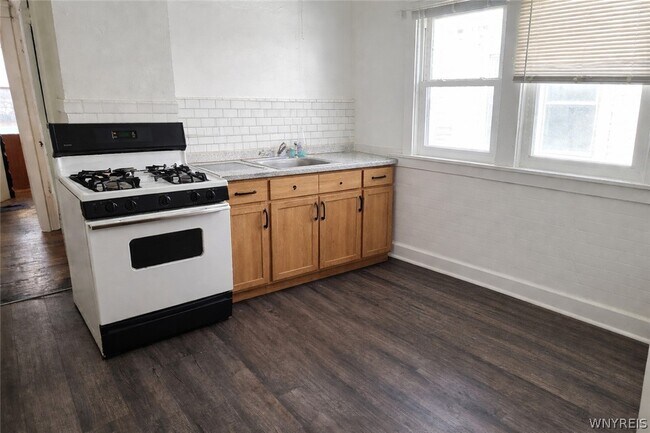 Building Photo - 196 Englewood Ave