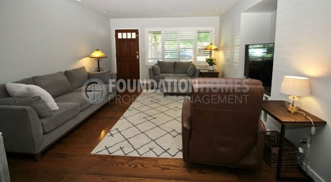 Building Photo - 304 Las Flores Ave