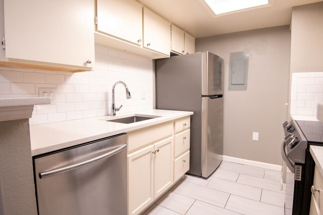 Foto del edificio - 8555 Fairmount Dr