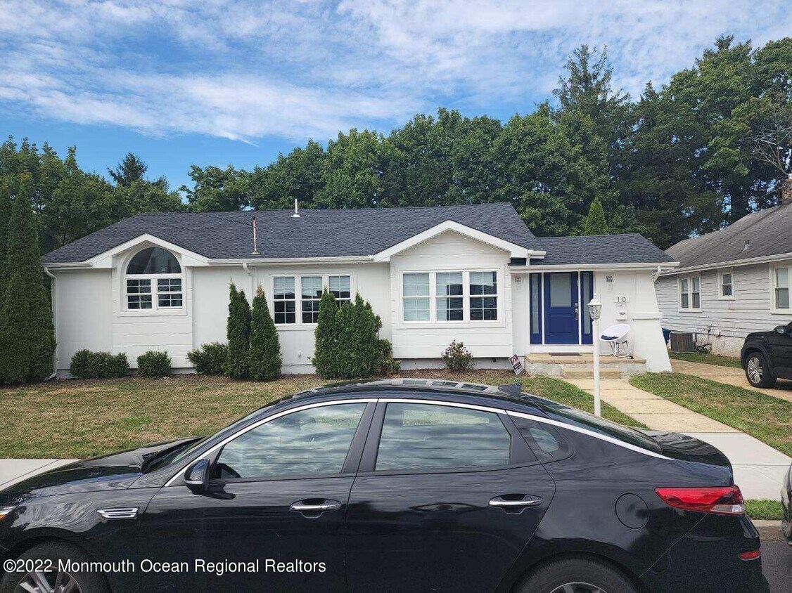 10 Lockwood Pl, Oakhurst, NJ 07755 House Rental in Oakhurst, NJ