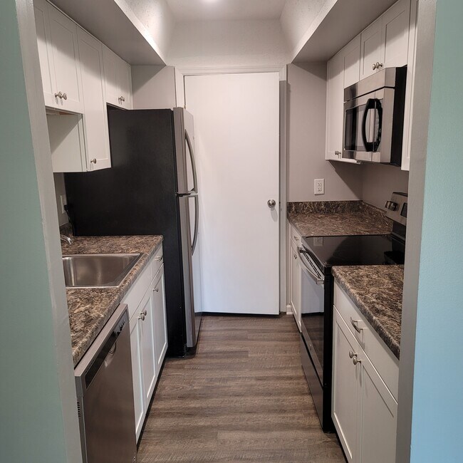 Kitchen - 991 Manor Ln