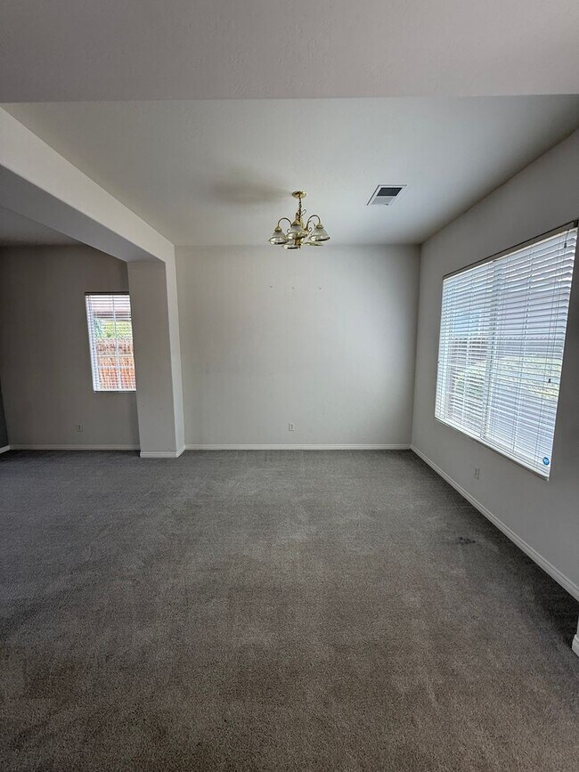 Foto del edificio - Stylish Southwest Bakersfield Home with Do...
