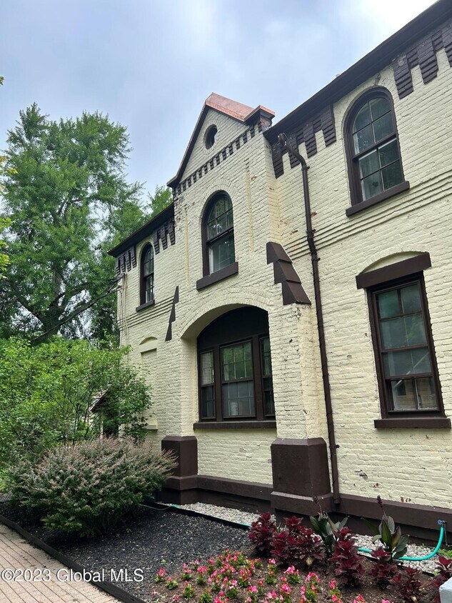 Primary Photo - 73 Court St