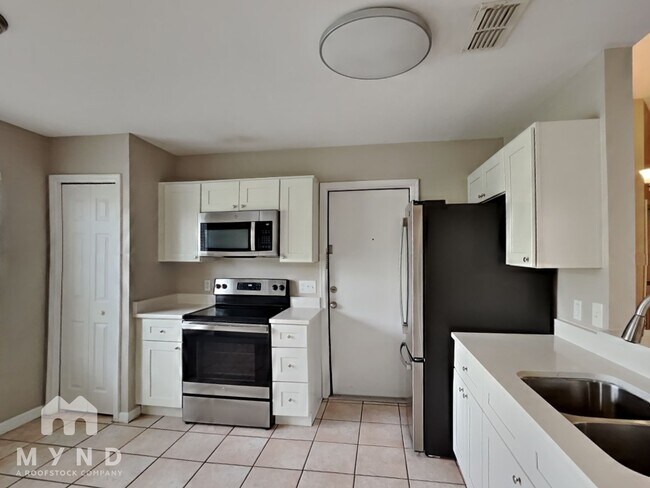 Building Photo - 4830 Fort Dodge St