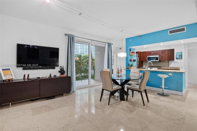 Building Photo - 19900 E Country Club Dr