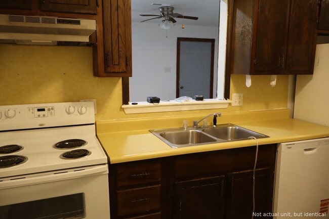 Building Photo - 2305 Southridge Dr