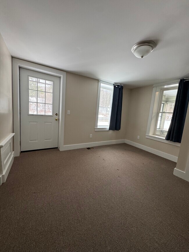 Foto del edificio - 14 Tatro Rd