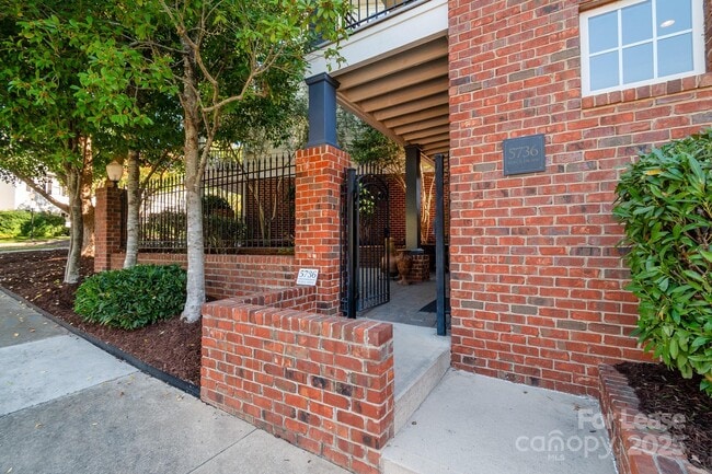 Foto del edificio - 5736 Burck Dr NW