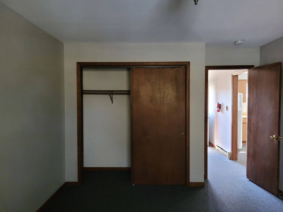 Foto del edificio - 1 bedroom duplex $650 rent, $400 deposit