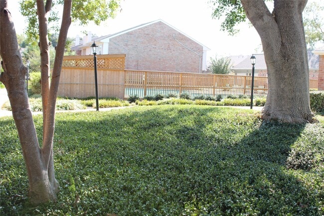 Foto del edificio - 5976 Woodway Place Ct