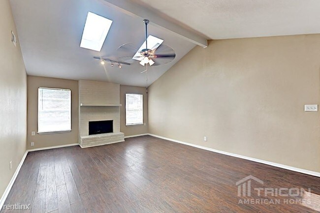 Foto del edificio - 8301 Silver Creek Rd