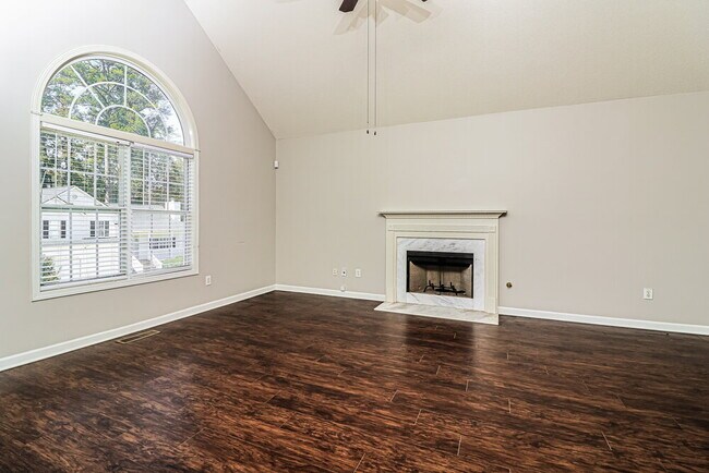 Foto del edificio - 5879 Newnan Ct