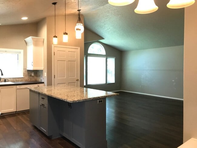 Building Photo - West Boise 3 bedroom, 2 bath home for rent