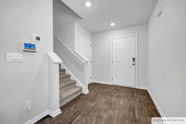 Foto del edificio - FOUR BEDROOM HOME IN COLUMBIA'S BOWDEN VILLAGE