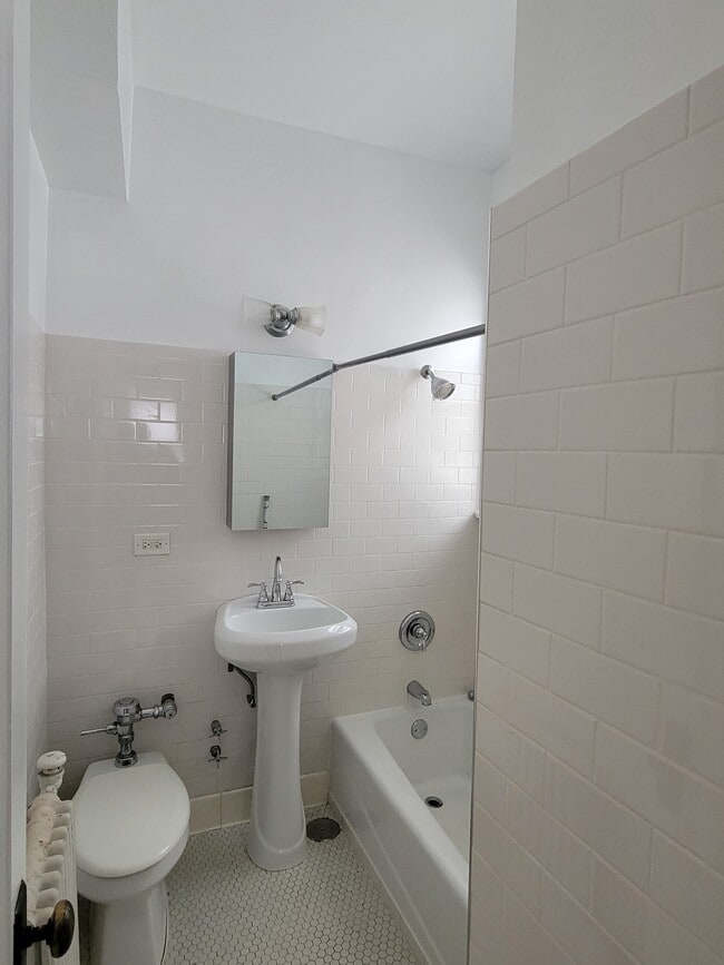 Building Photo - 707 W Junior Ter