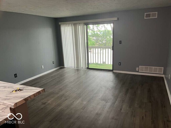 Foto del edificio - 4351 Village Pkwy Cir W