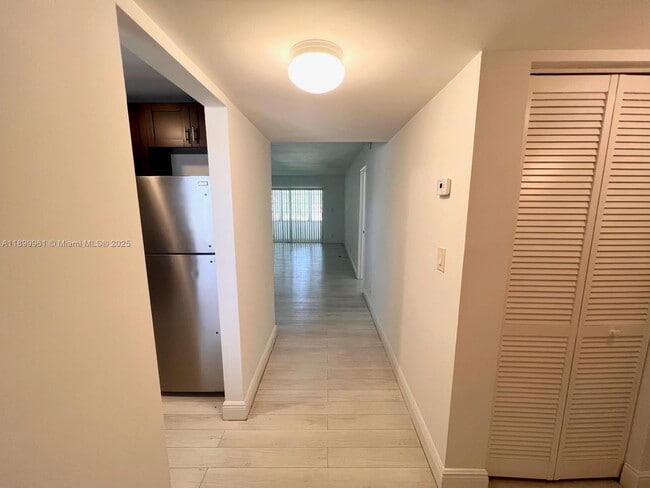 Foto del edificio - 5510 Lakewood Cir N